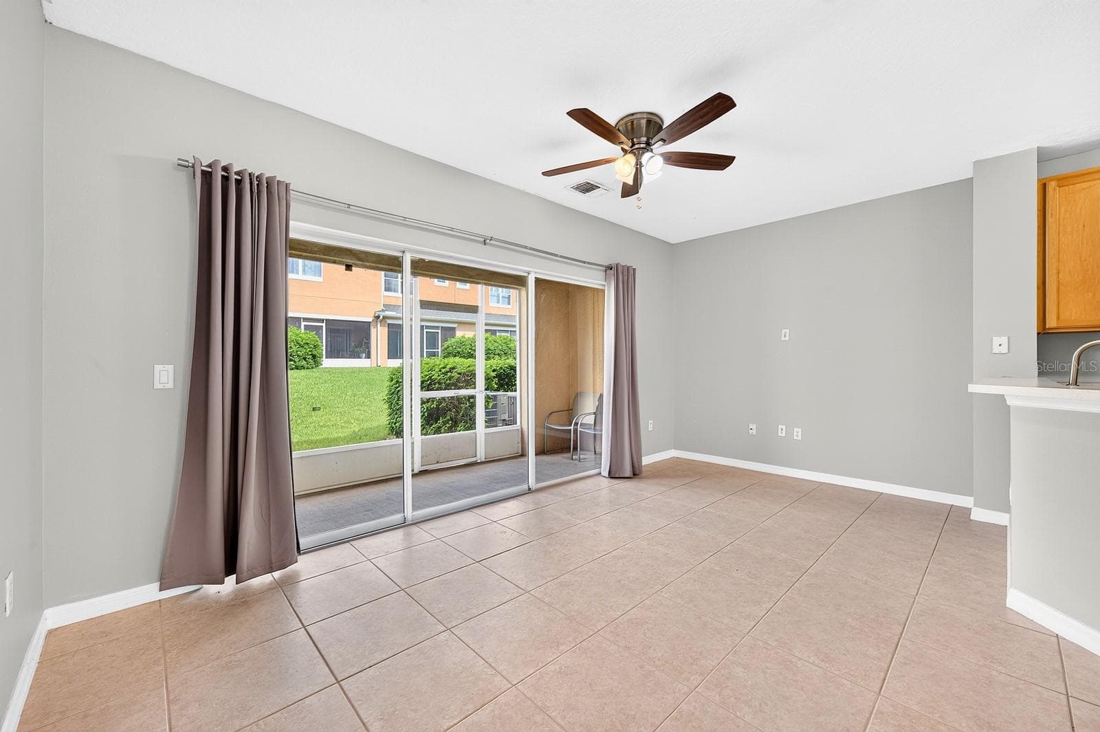 Living Area. - 244 CHELSEA DR, DAVENPORT