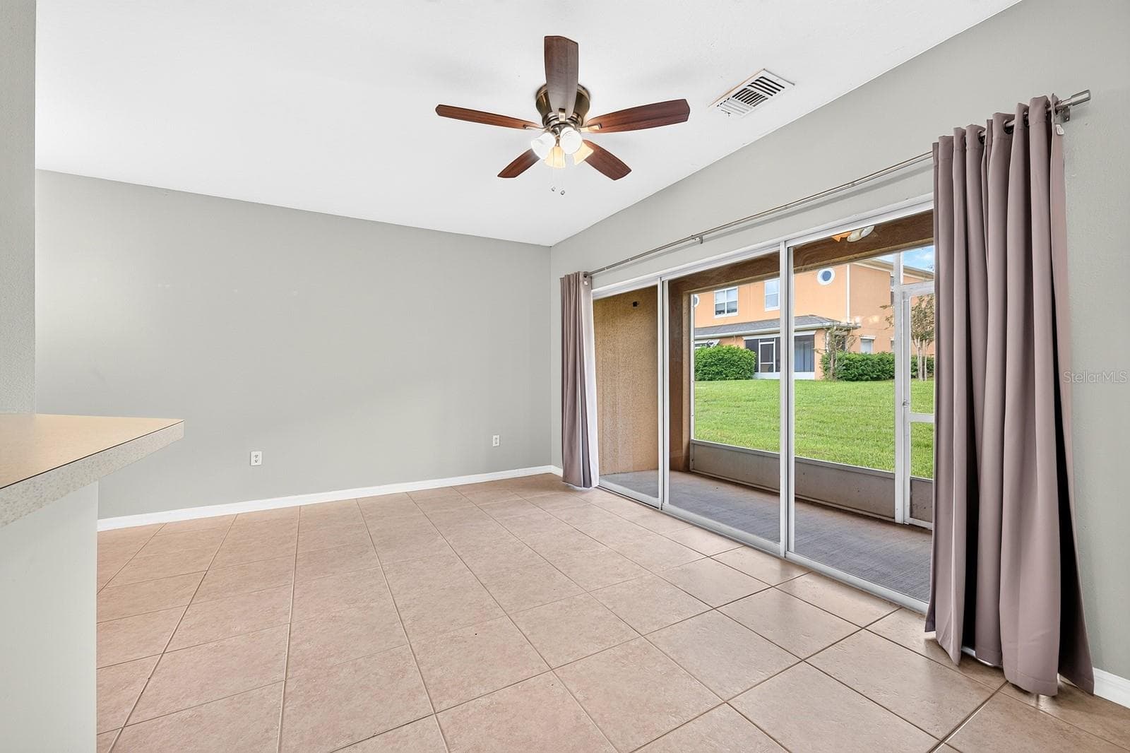 Living area open to the screened lanai. - 244 CHELSEA DR, DAVENPORT