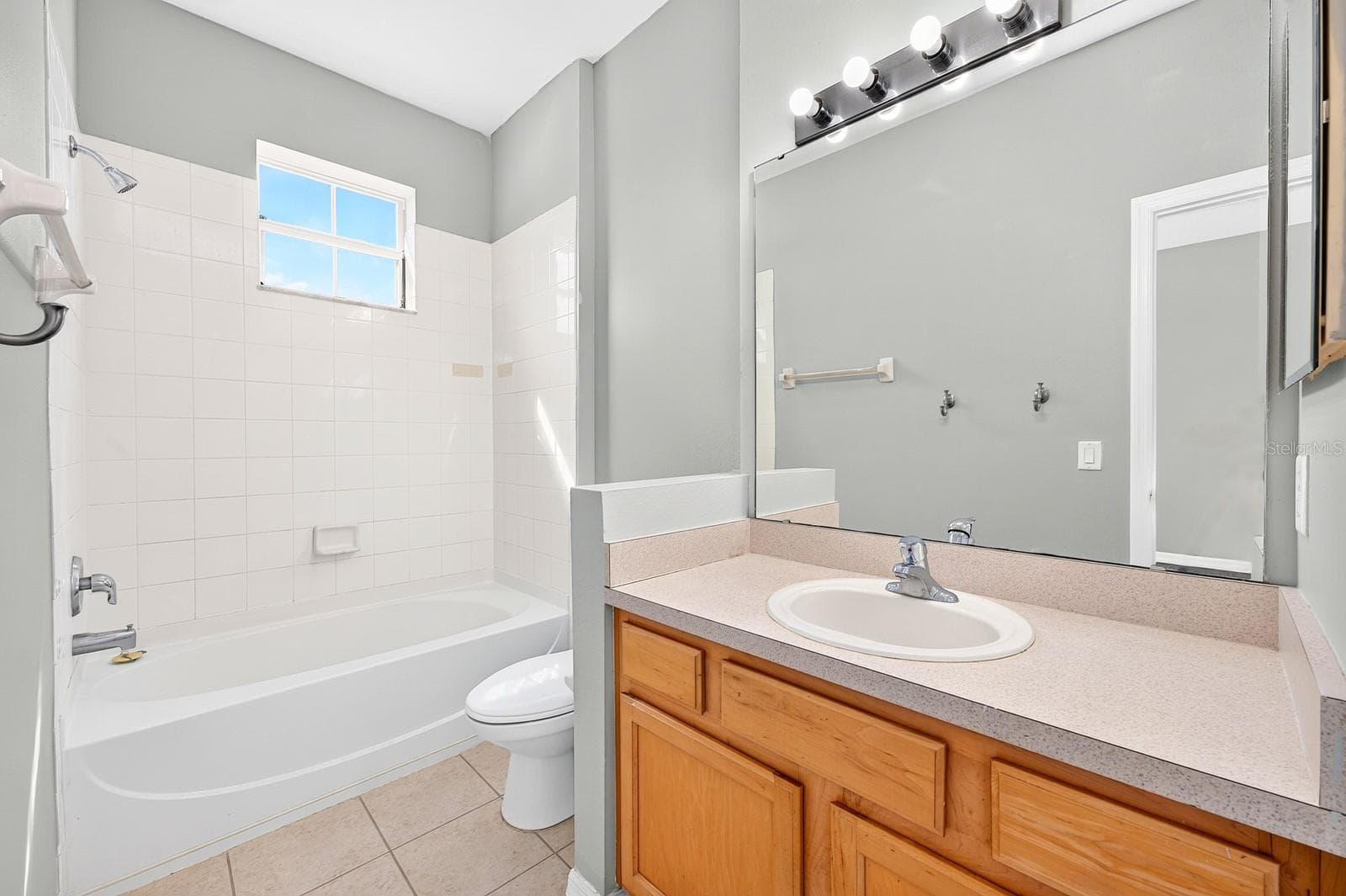 Second full/en-suite bath. - 244 CHELSEA DR, DAVENPORT