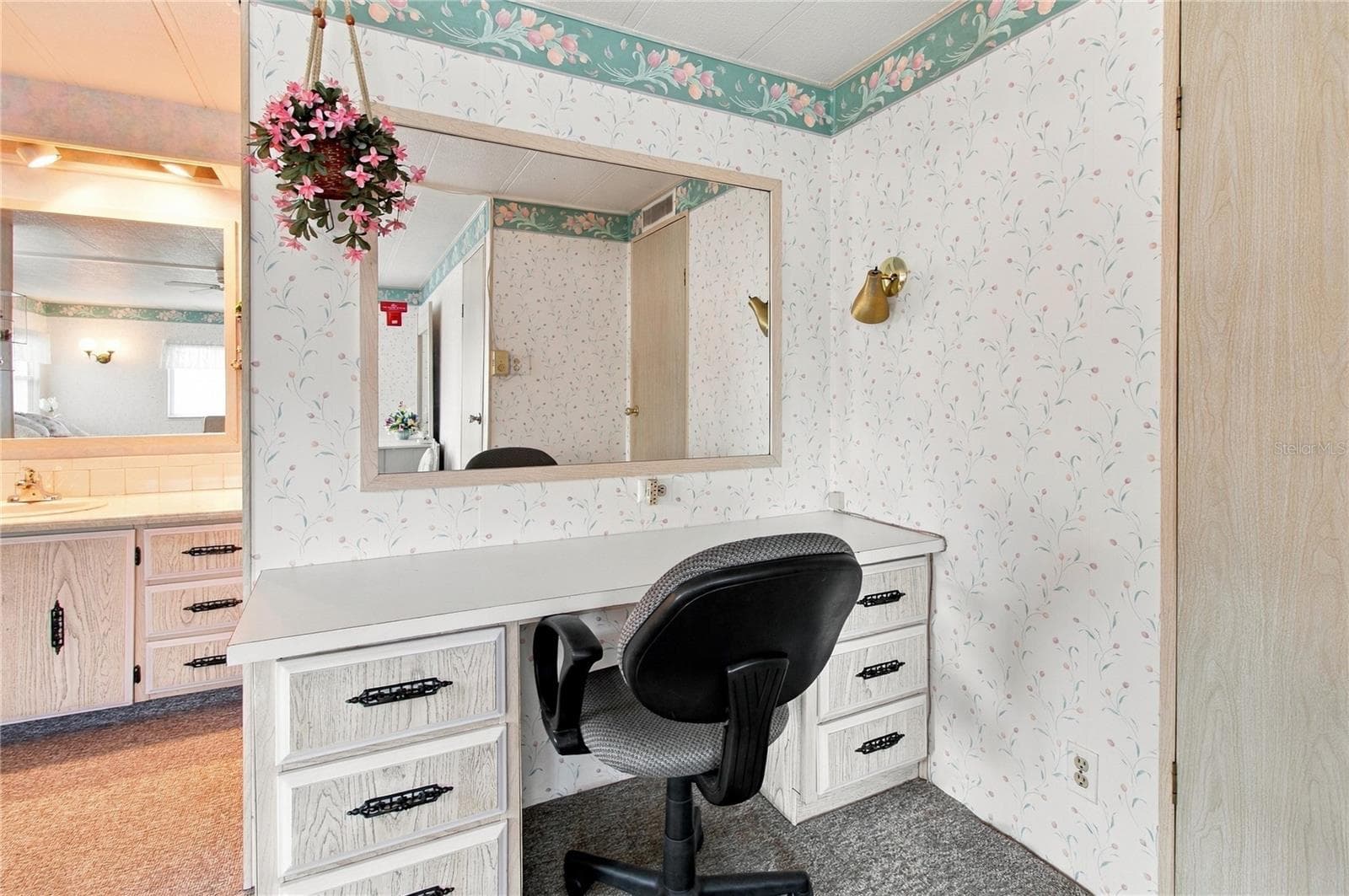 Desk. - 808 53RD AVE E #234, BRADENTON