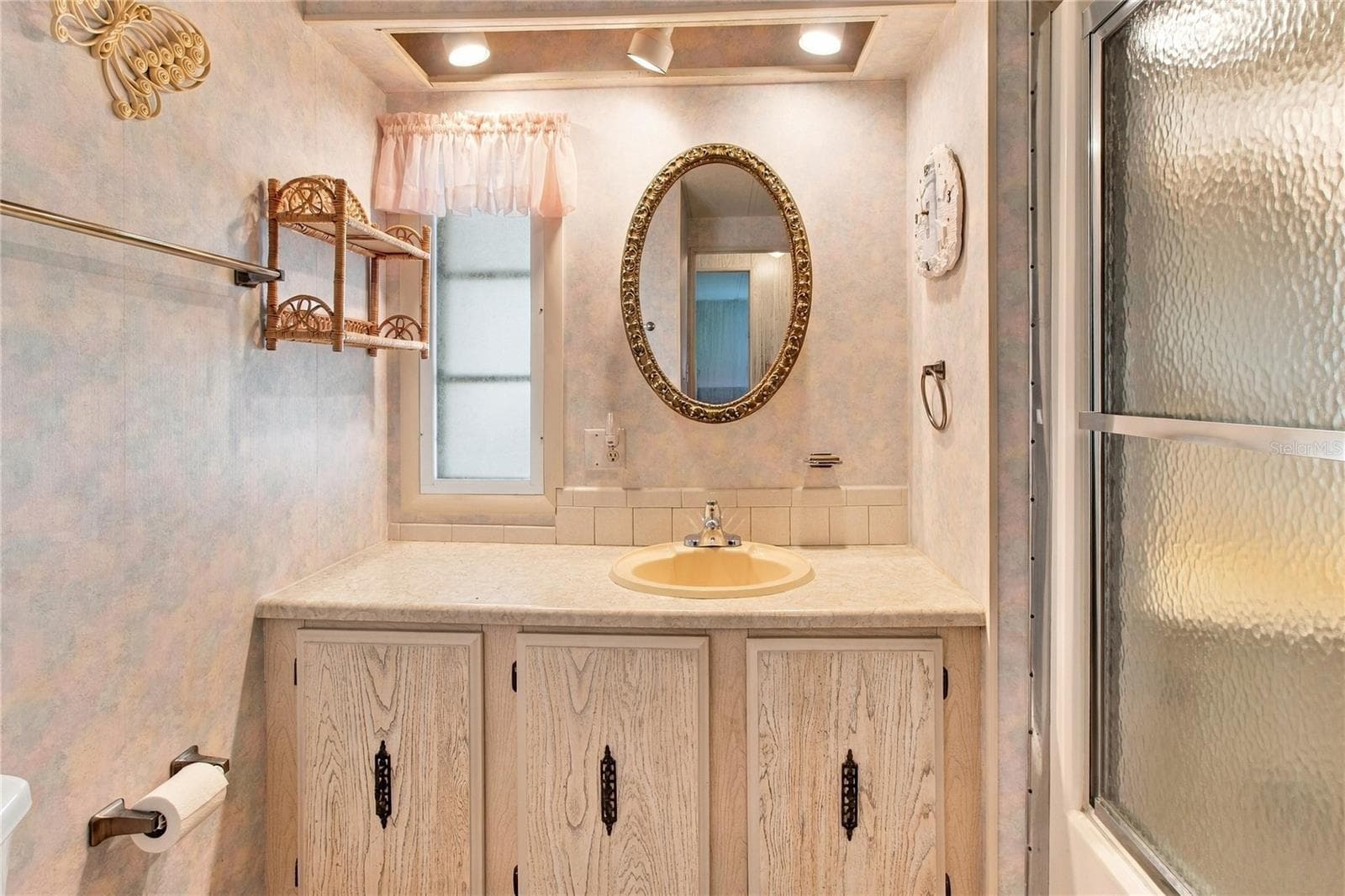 Guest Bathroom - 808 53RD AVE E #234, BRADENTON