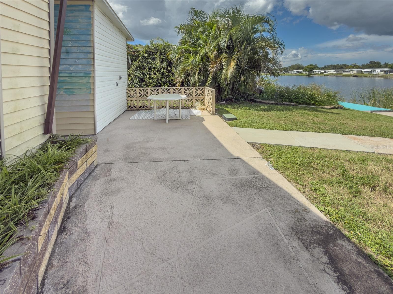 Relaxing Patio overlooking lake - 808 53RD AVE E #301, BRADENTON