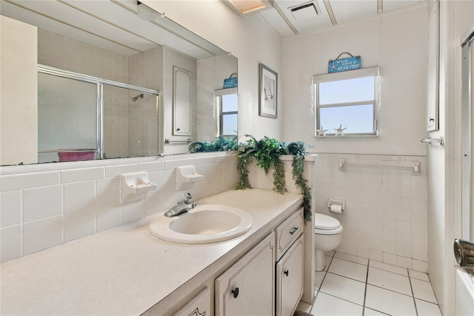 Guest Bathroom - 808 53RD AVE E #301, BRADENTON
