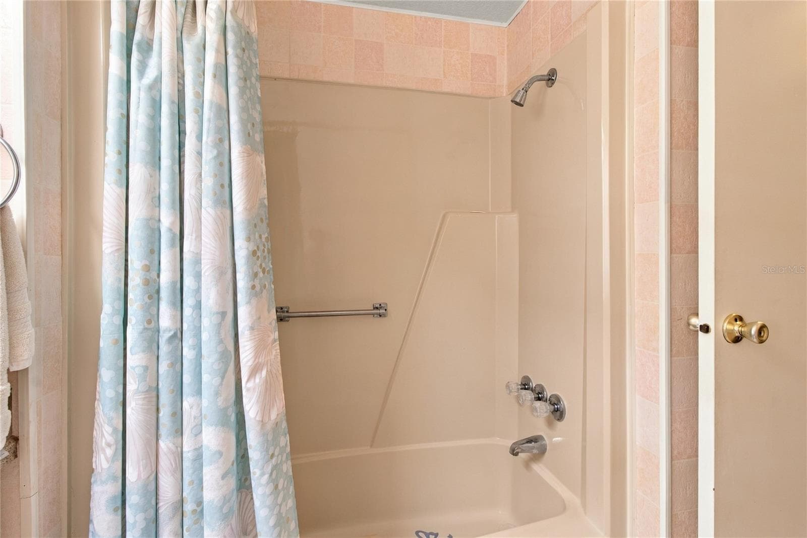 Guest bathroom tub/shower - 808 53RD AVE E #169, BRADENTON