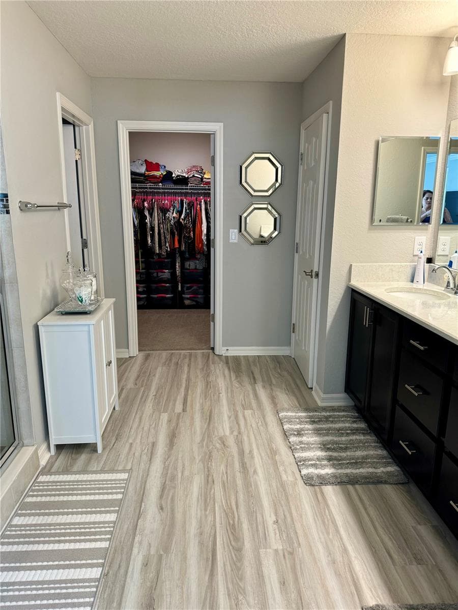 2nd Floor Master Bathroom - 1016 CASCADE DR, DAVENPORT