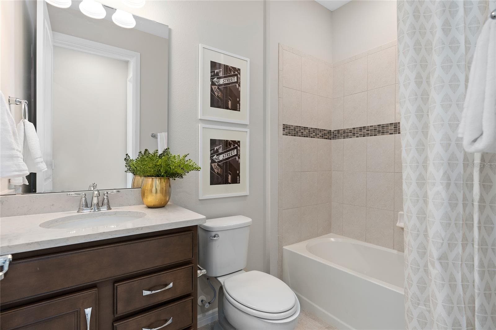 Model Home Design Only. Pictures and furnishings are for illustrative purposes only. Elevations, colors and options may vary. Furniture is for model home staging only. - 2514 SERENITY GARDEN DRIVE, KISSIMMEE