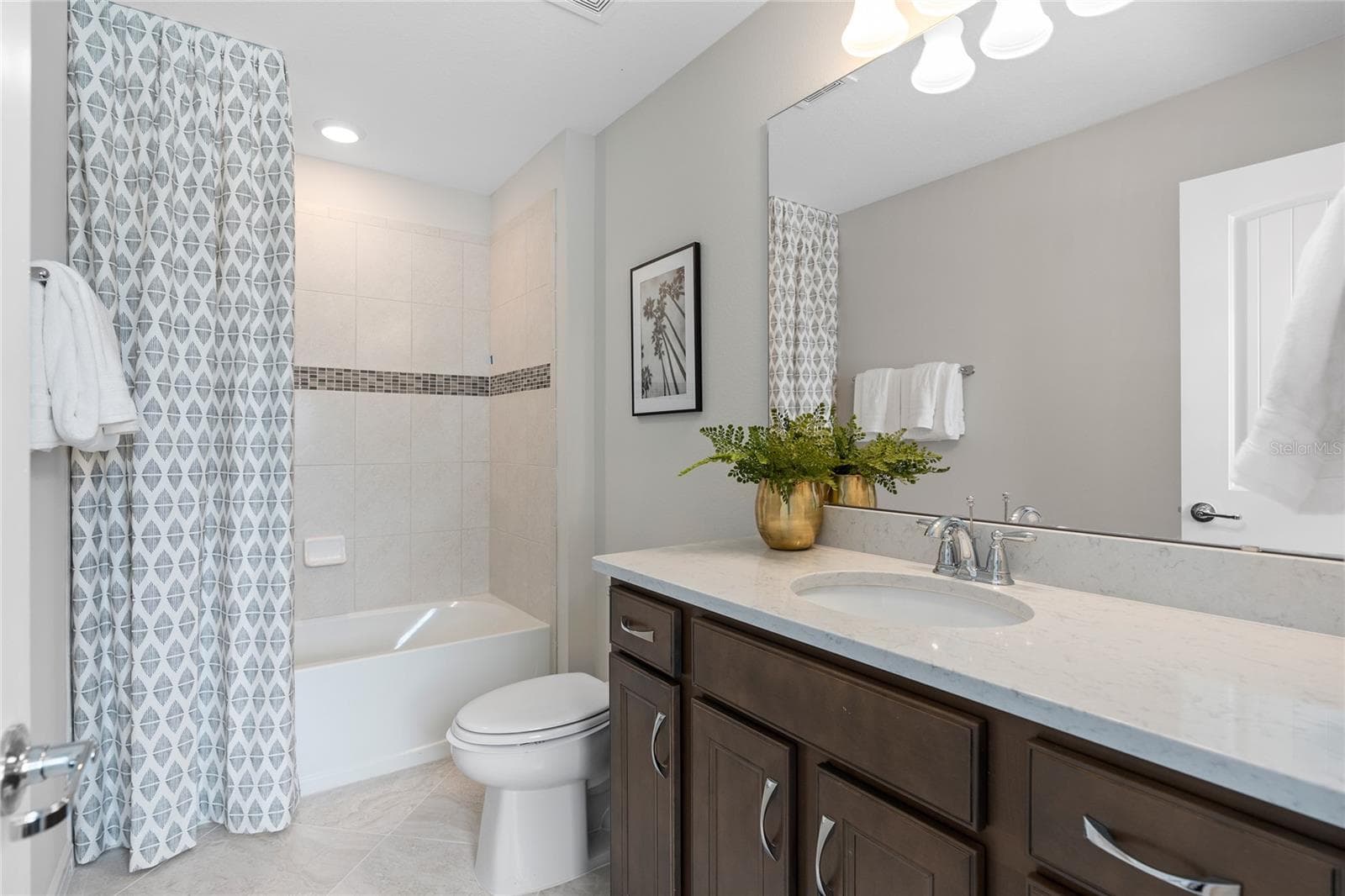 Model Home Design Only. Pictures and furnishings are for illustrative purposes only. Elevations, colors and options may vary. Furniture is for model home staging only. - 2514 SERENITY GARDEN DRIVE, KISSIMMEE