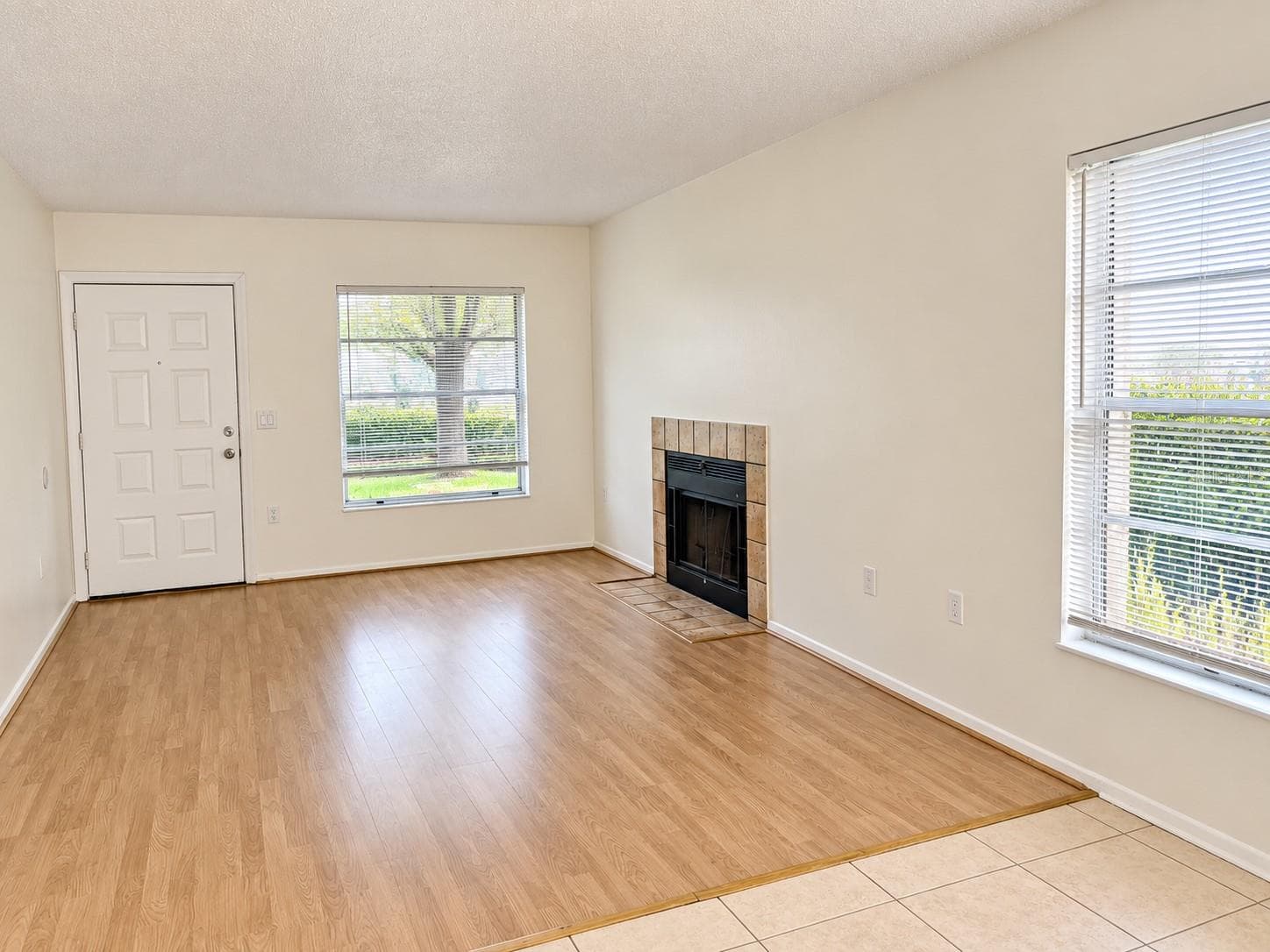 Living Room to Front Door - 14417 HANGING MOSS CIR #102, TAMPA