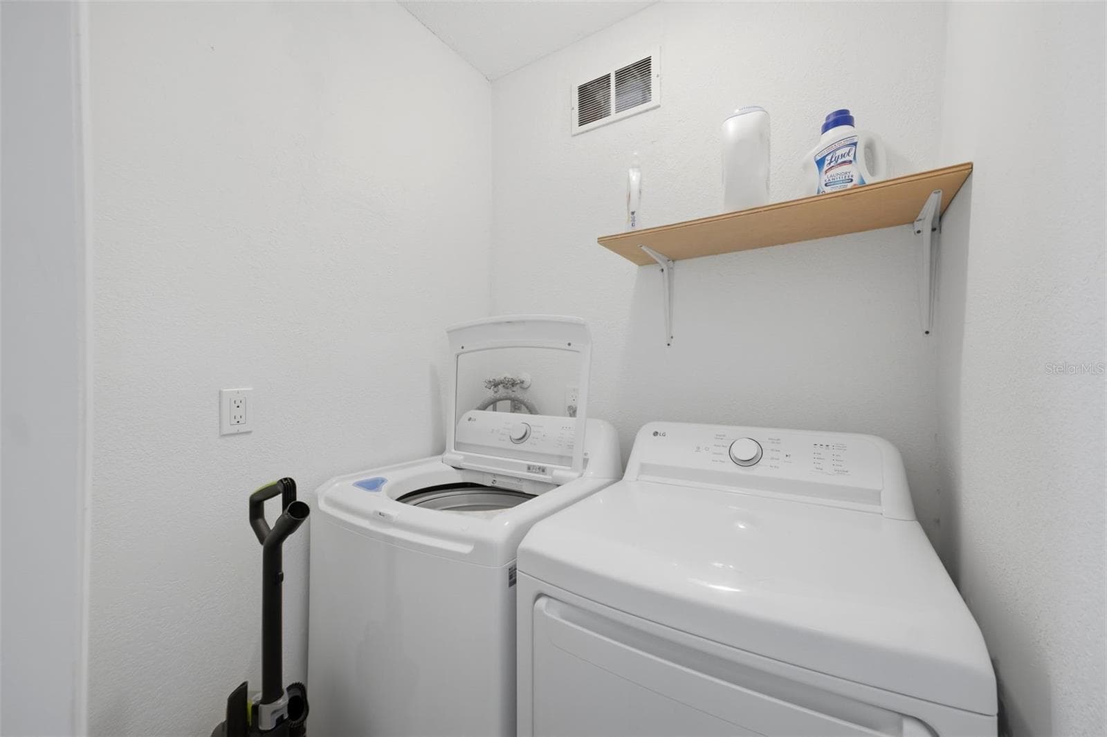 Shared laundry - 3425 CRAPE MYRTLE DR, HERNANDO BEACH
