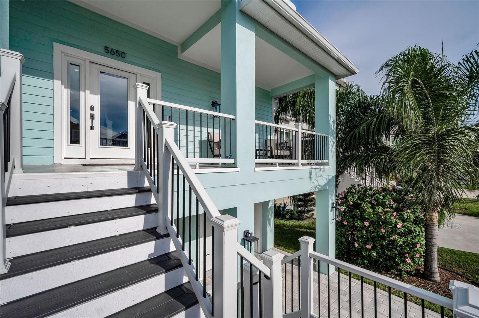 Covered entry porch - 5650 EGRETS PL, NEW PORT RICHEY