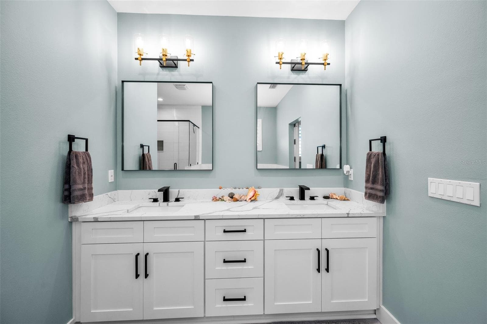 Double sinks with quartz counter - 5650 EGRETS PL, NEW PORT RICHEY