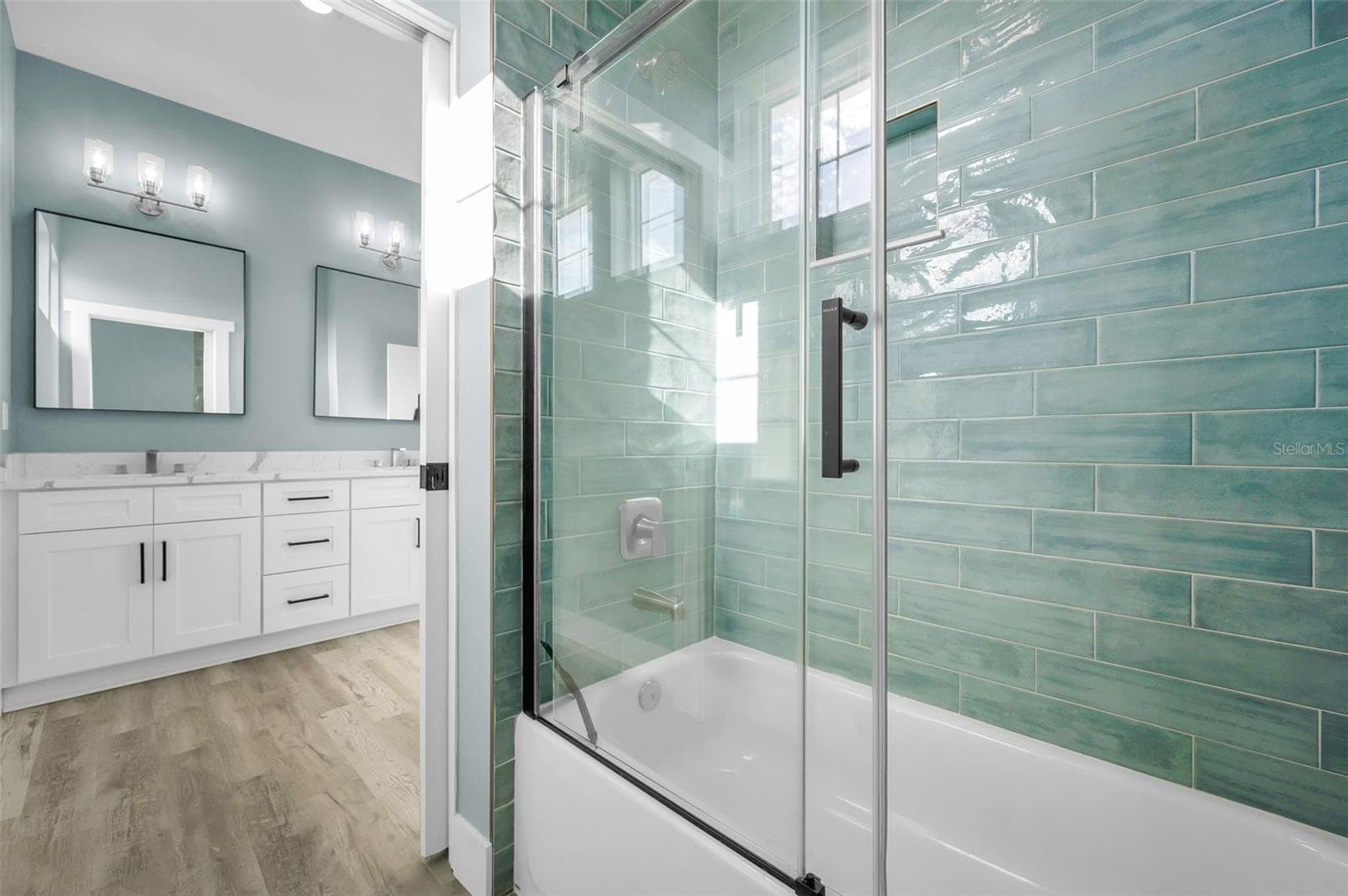 Upper Level Full bath with double sinks and Quartz counters - 5650 EGRETS PL, NEW PORT RICHEY