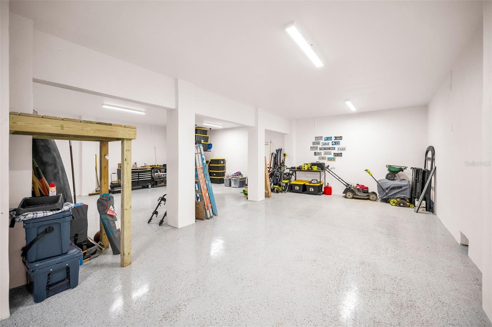 Huge garage - 5650 EGRETS PL, NEW PORT RICHEY