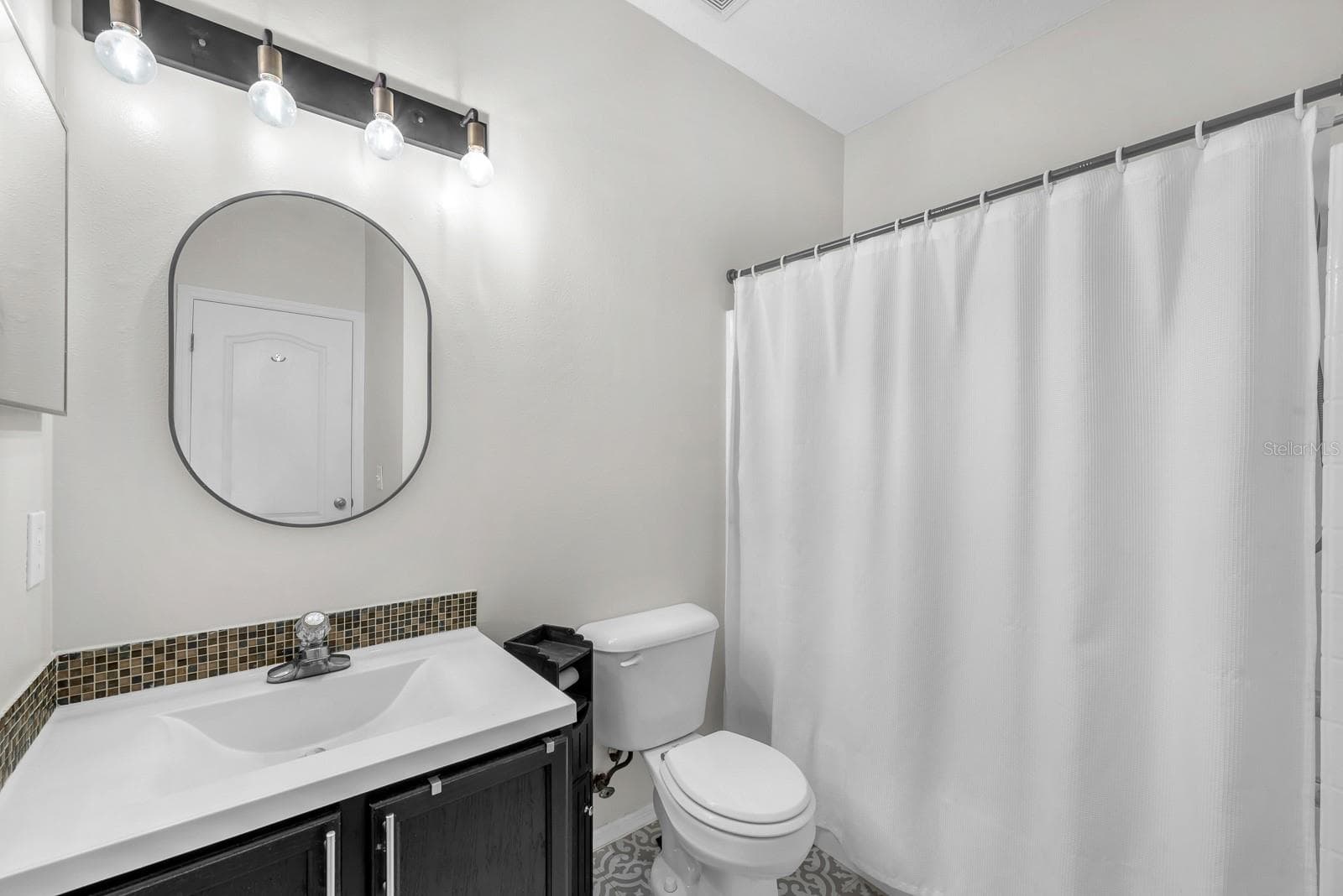 Full Bathroom 1 - 5819 FISHHAWK RIDGE DR, LITHIA
