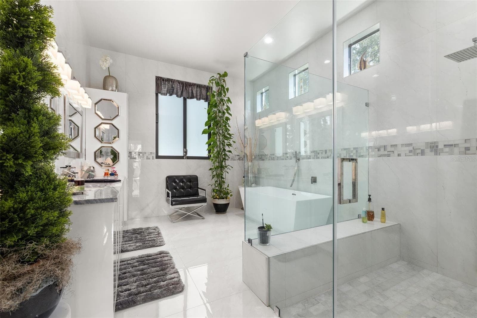 Floor to ceiling porcelain tile - 12620 S LAKE SAWYER LN, WINDERMERE