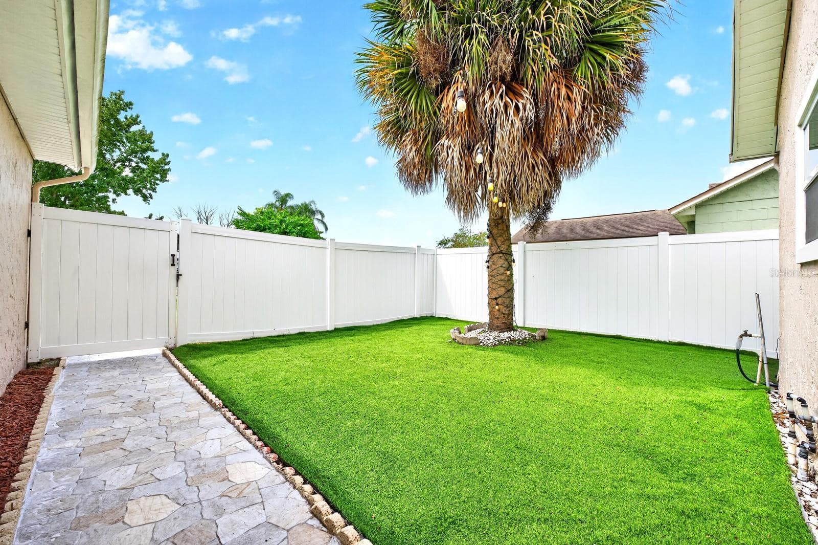 Privacy fenced front entry. - 9905 DEAN ACRE DR, ORLANDO