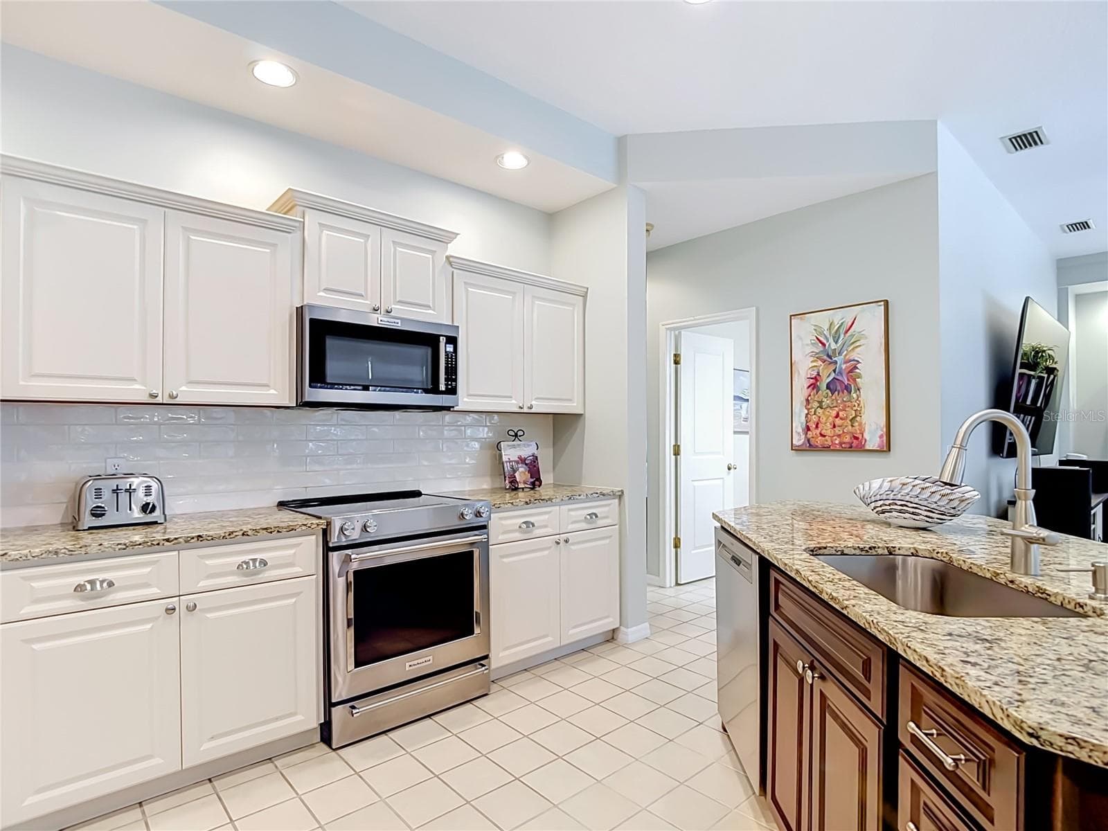 Single Family Residence at 8704 BROADGREEN CT, TAMPA, photo 13 of 91