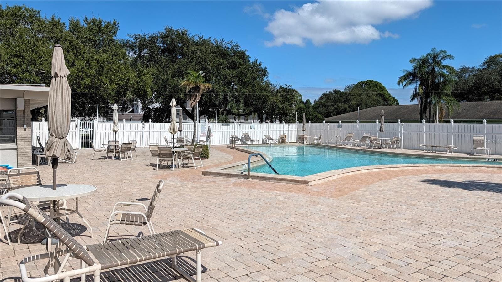 Lovely pool - 9940 47TH AVE N #206, ST PETERSBURG