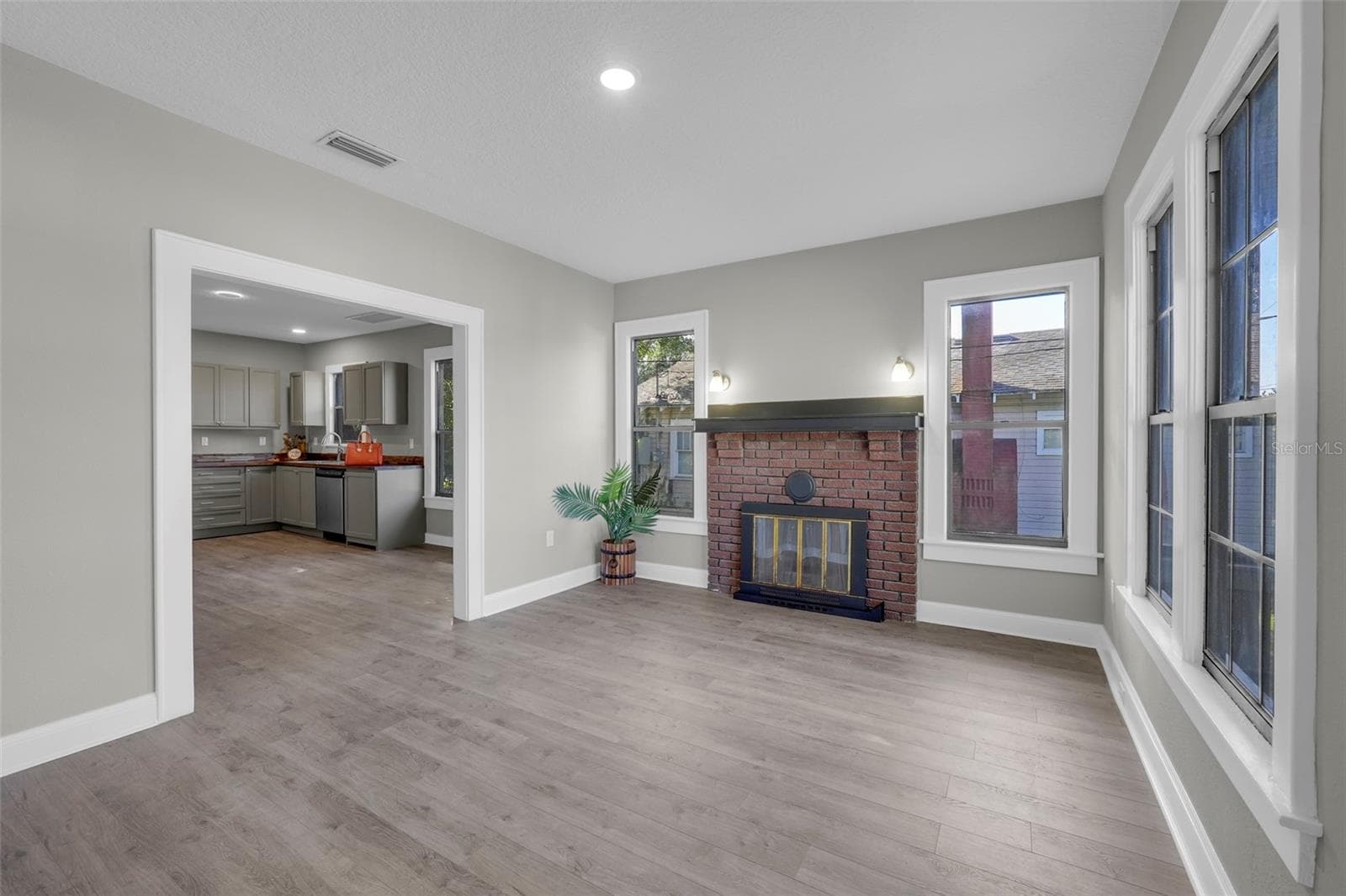 front room - 19 E MORNINGVIEW DR, EUSTIS