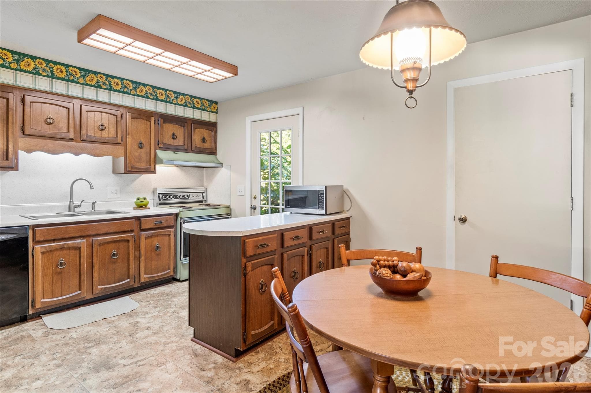 Single Family Residence at 3797 Sandalwood Lane, Winston Salem, photo 6 of 28