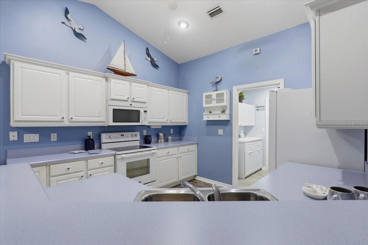 SPACIOUS KITCHEN - 3 RYMM PL, PALM COAST