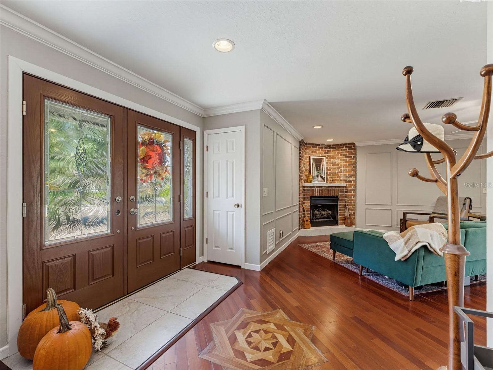 Entry to Living - 3 SUMMIT LN, SAFETY HARBOR