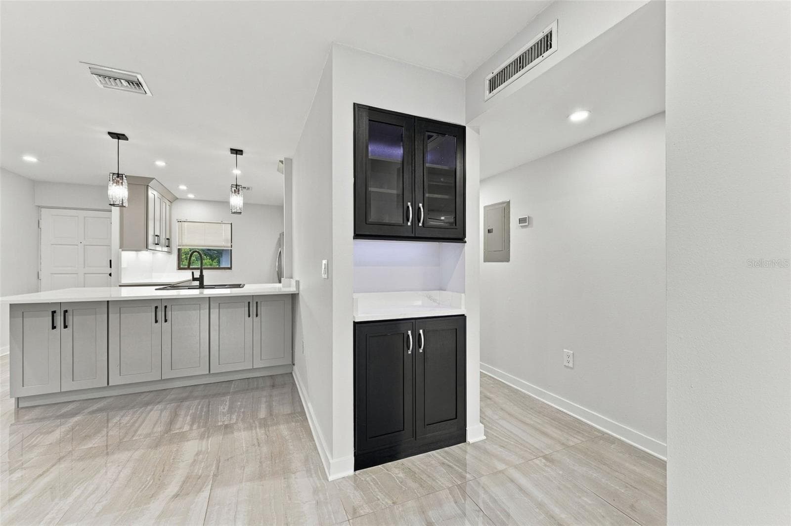 Built-in dry bar adds style, storage and extra entertaining space - 2650 COUNTRYSIDE BLVD #A306, CLEARWATER