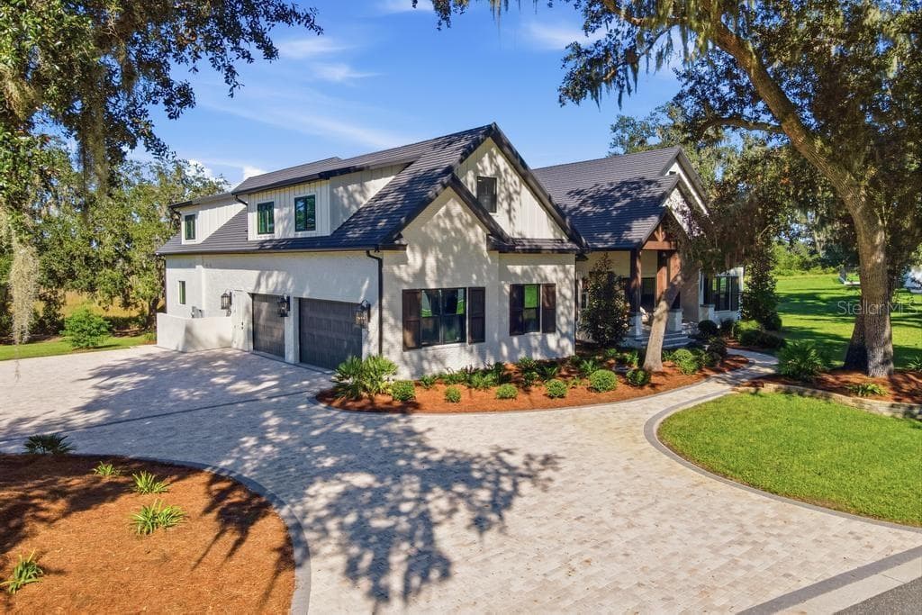 Great curb appeal with manicured lawn - 467 LONG AND WINDING RD, HOWEY IN THE HILLS