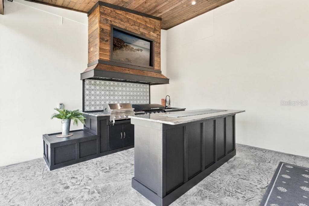 Love to entertain with two grills, with exhaust hood, sink and 8.5ft bar top! - 467 LONG AND WINDING RD, HOWEY IN THE HILLS