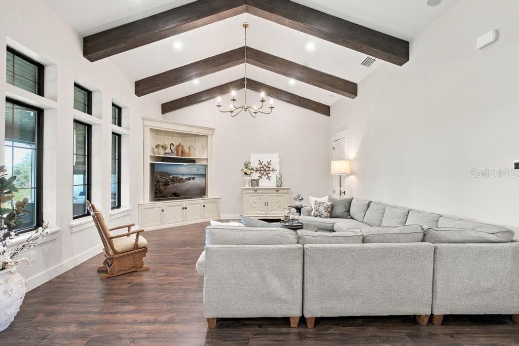 Great room with wood beamed ceilings - 467 LONG AND WINDING RD, HOWEY IN THE HILLS