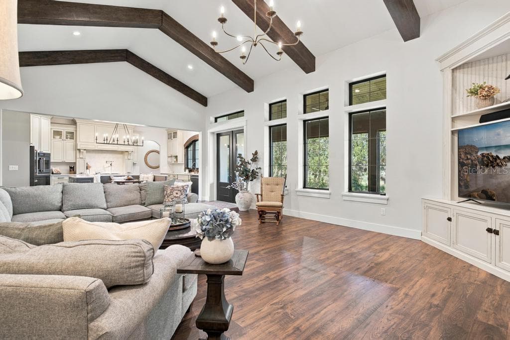 Popular design of great room opening to kitchen - 467 LONG AND WINDING RD, HOWEY IN THE HILLS