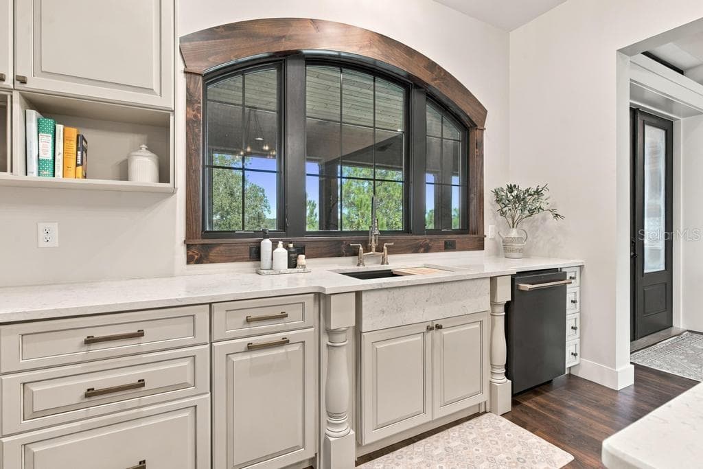 Custom arched Window made by "Masterpiece"! - 467 LONG AND WINDING RD, HOWEY IN THE HILLS