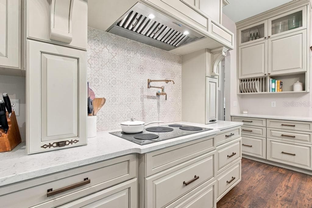 Five burner induction cooktop... nice upgrade! - 467 LONG AND WINDING RD, HOWEY IN THE HILLS