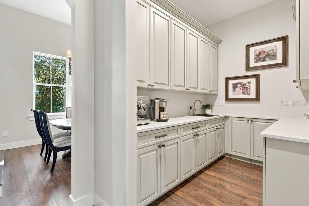Butlers Pantry is convenient to formal dining room - 467 LONG AND WINDING RD, HOWEY IN THE HILLS