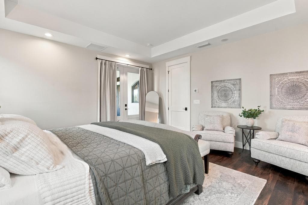 Enjoy Tray Ceilings with additional sitting area, and sconce lighting - 467 LONG AND WINDING RD, HOWEY IN THE HILLS