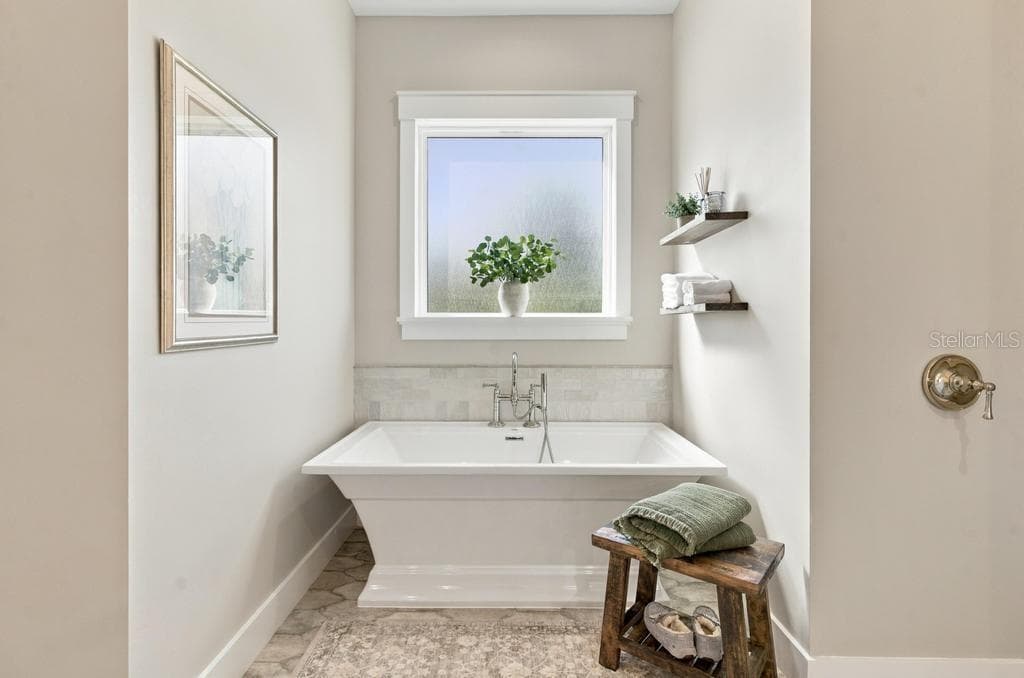 Relaxation corner... enjoy a bubble bath! - 467 LONG AND WINDING RD, HOWEY IN THE HILLS