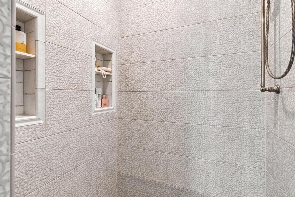 Walk in shower was purposely designed to have no door... includes heating lamp! - 467 LONG AND WINDING RD, HOWEY IN THE HILLS