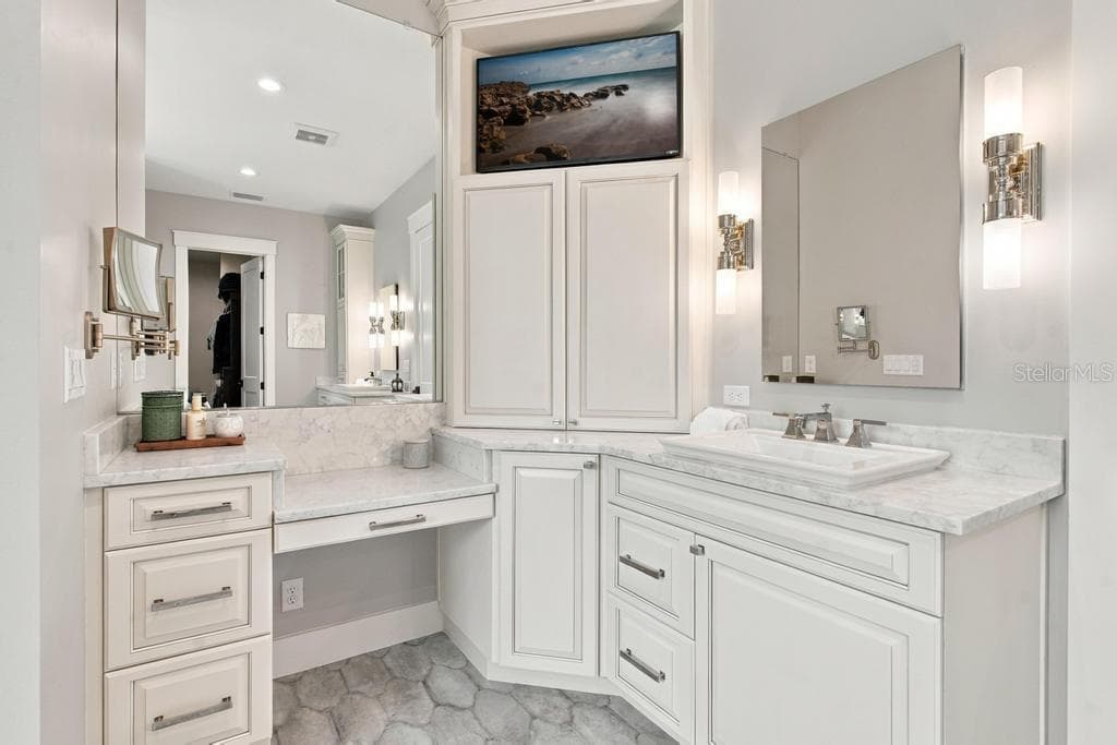 Custom vanity with quartz counter tops and make-up station - 467 LONG AND WINDING RD, HOWEY IN THE HILLS