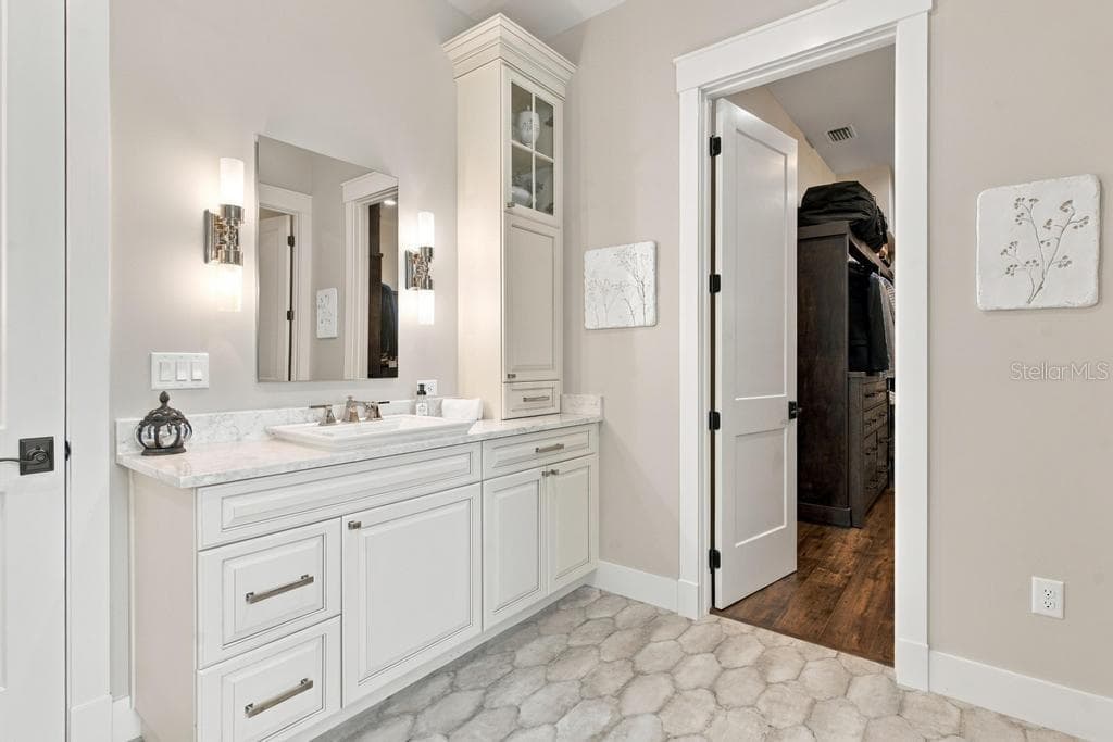 Second vanity space with built in medicine cabinets - 467 LONG AND WINDING RD, HOWEY IN THE HILLS