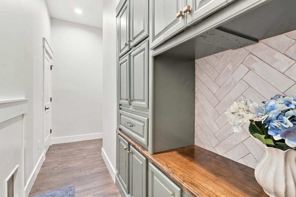 Another entry to laundry room with additional custom cabinetry and walk-in closet - 467 LONG AND WINDING RD, HOWEY IN THE HILLS