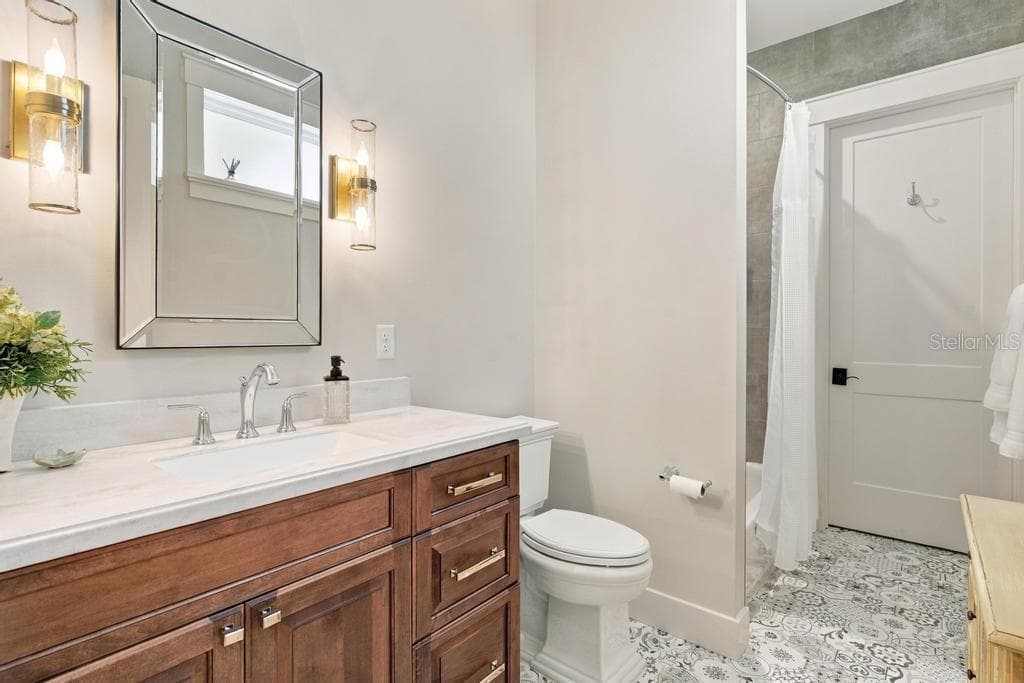Guest "en-suite" two will love their own bathroom - 467 LONG AND WINDING RD, HOWEY IN THE HILLS