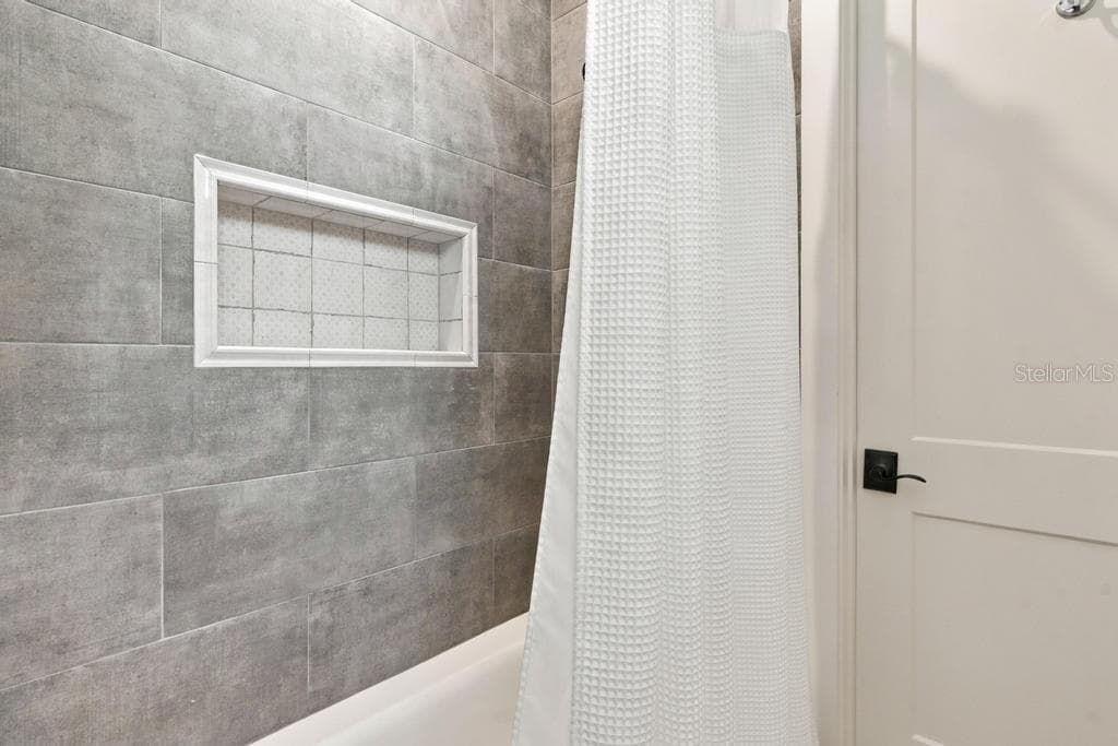Custom tub/shower in "en-suite" two, leads to walk-in closet - 467 LONG AND WINDING RD, HOWEY IN THE HILLS