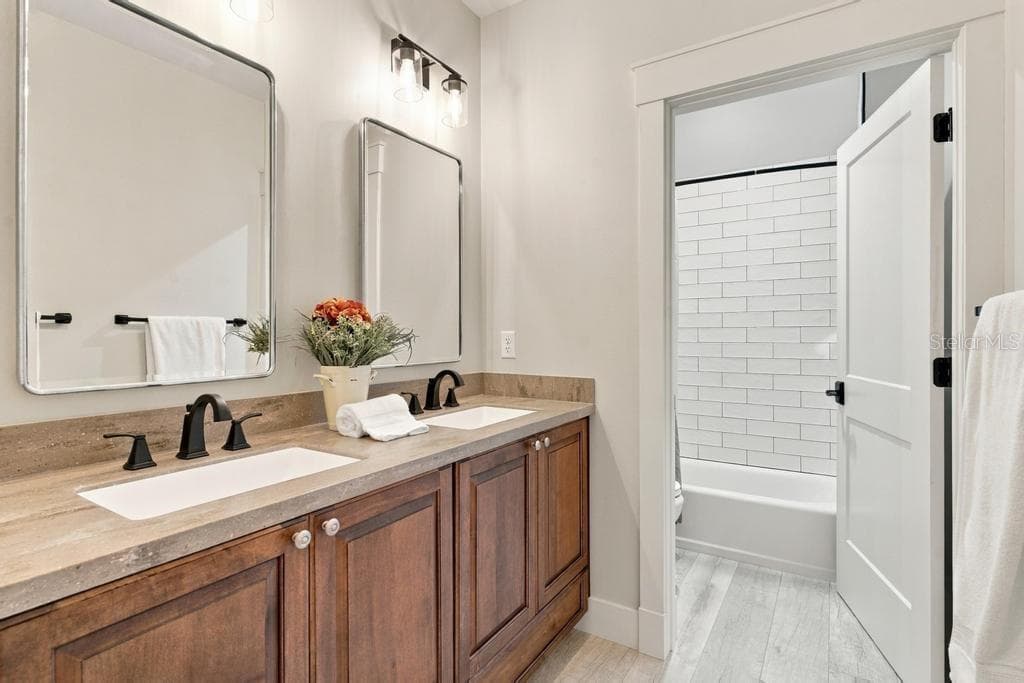 Upstairs bath services bedrooms 3 & 4 - 467 LONG AND WINDING RD, HOWEY IN THE HILLS
