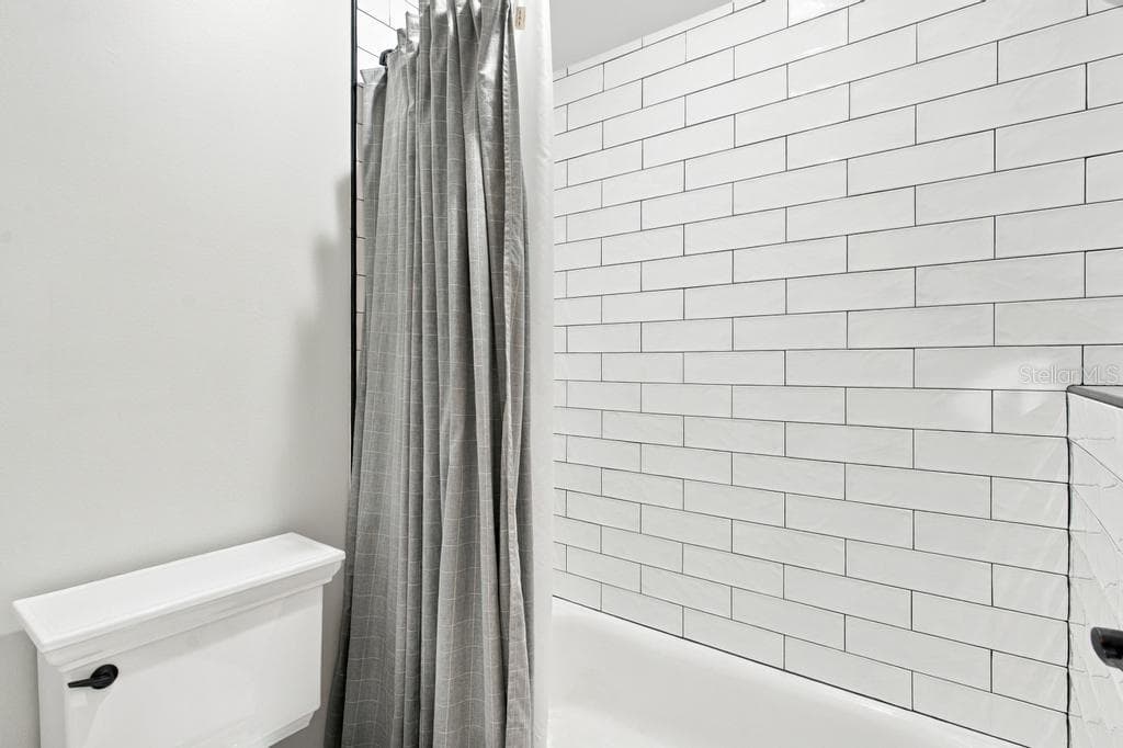 Tub and shower combo with tile accent wall - 467 LONG AND WINDING RD, HOWEY IN THE HILLS