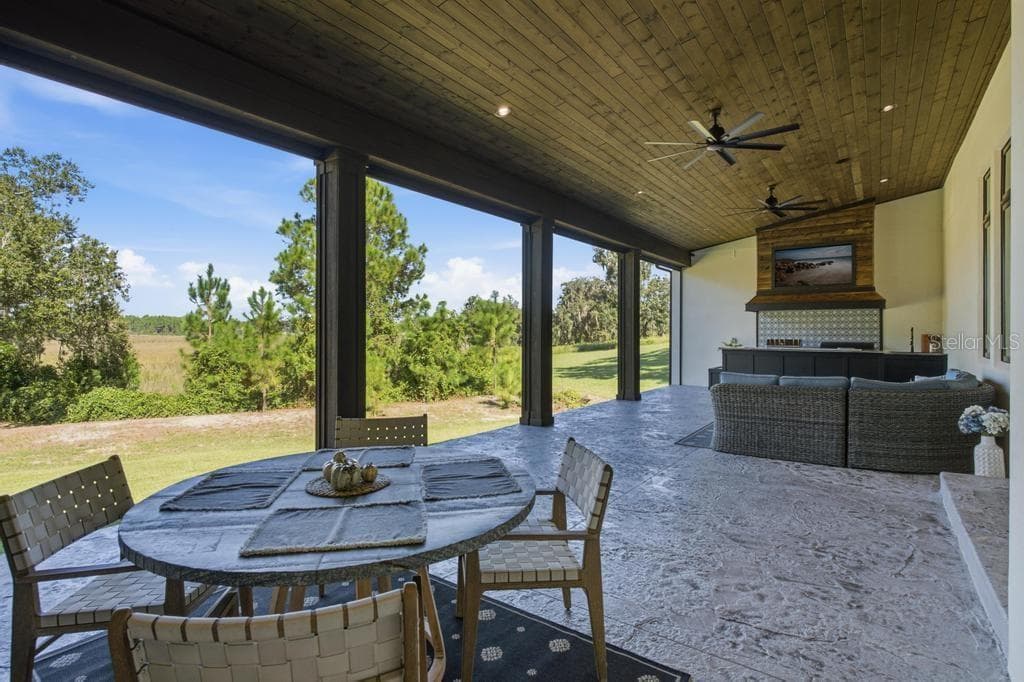 Rear porch with motorized screens - 467 LONG AND WINDING RD, HOWEY IN THE HILLS