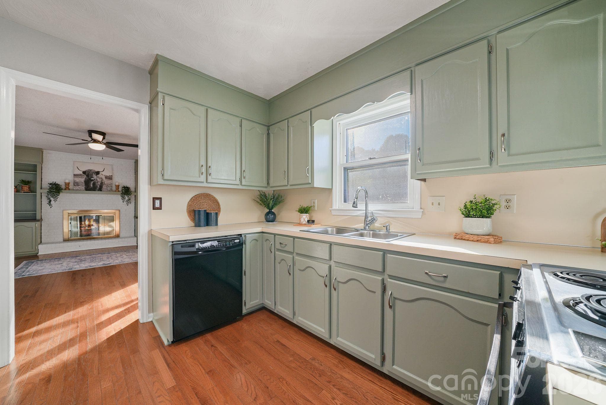 Single Family Residence at 5976 Gold Creek Estate Drive, Hickory, photo 13 of 39