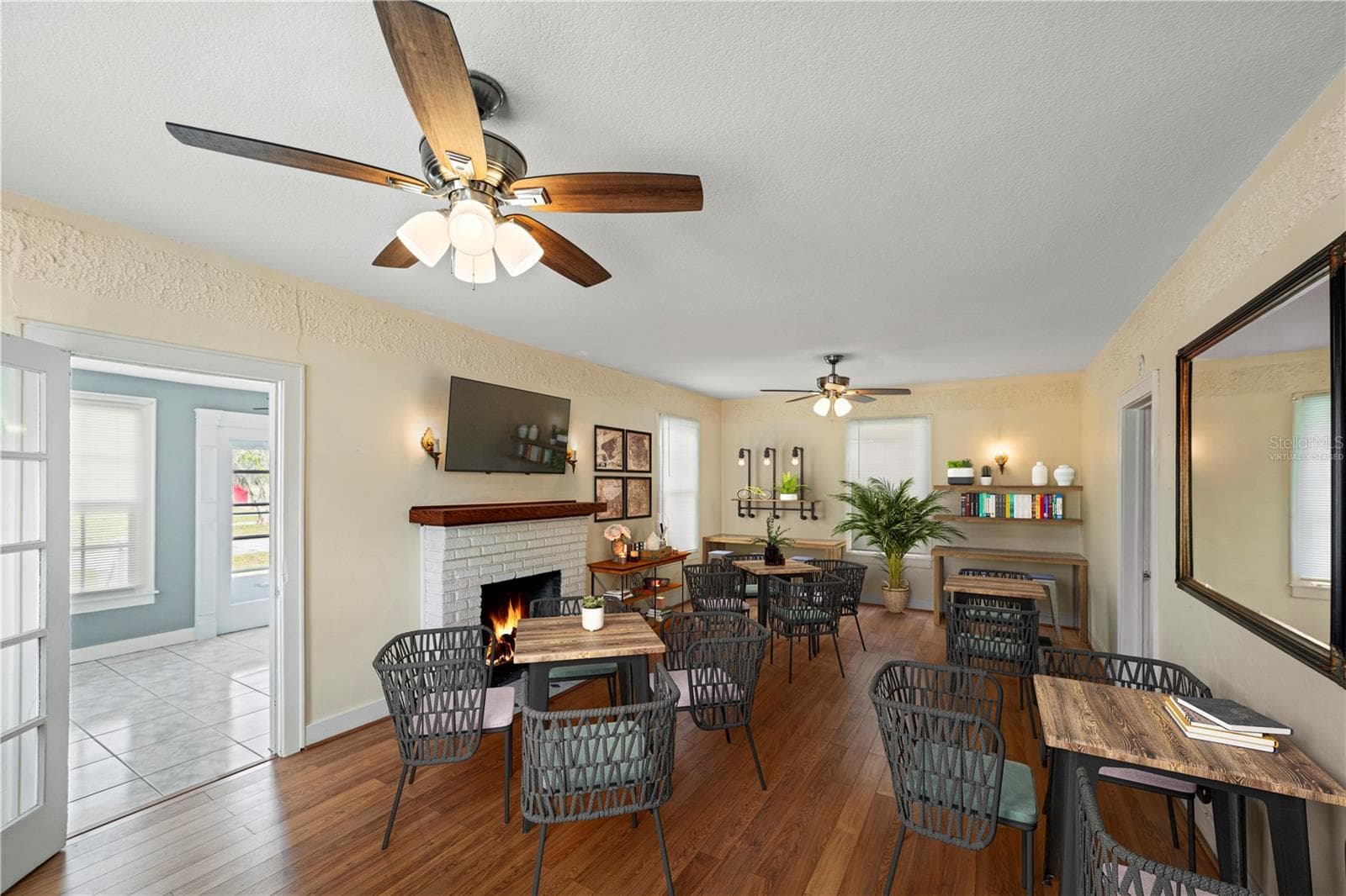 Living room (virtually staged as a cafe) - 1400 FLORIDA AVE, ST CLOUD