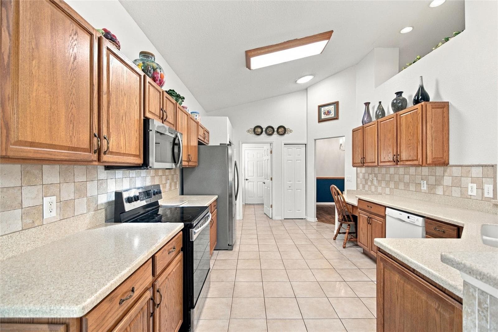 Solid surface countertops and Solid Wood cabinets - 148 RED MAPLE PASS, DAVENPORT