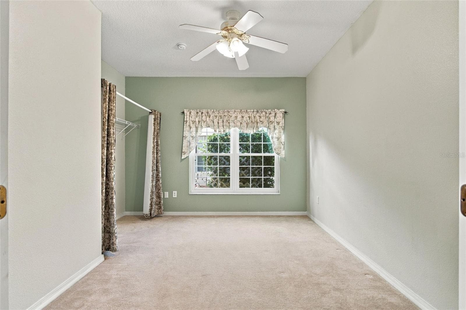 Double hung replacement windows - 148 RED MAPLE PASS, DAVENPORT