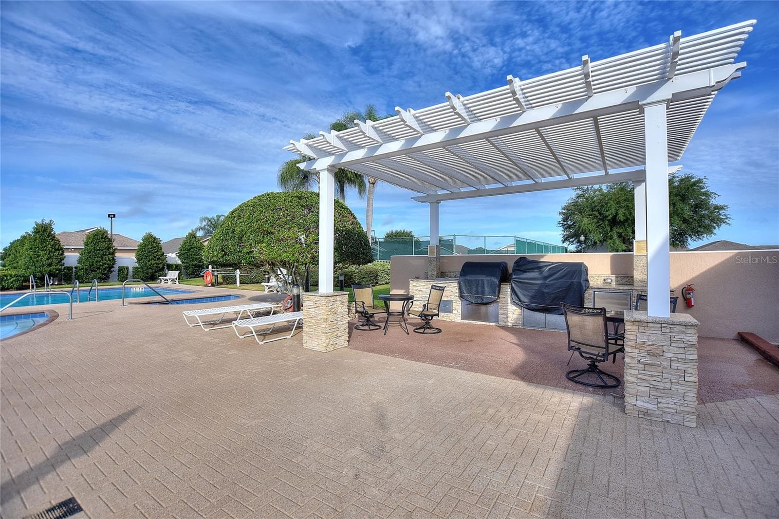 Outdoor kitchen - 148 RED MAPLE PASS, DAVENPORT